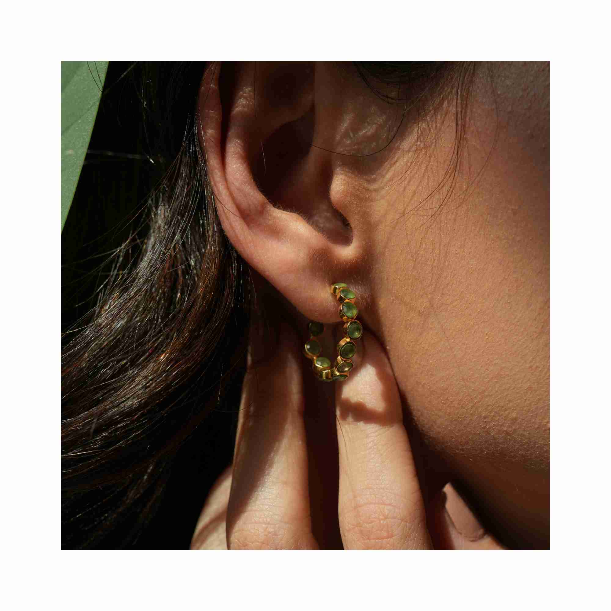 Boucles d'oreilles créoles clous topaze bleue Gouttes de rosée Or