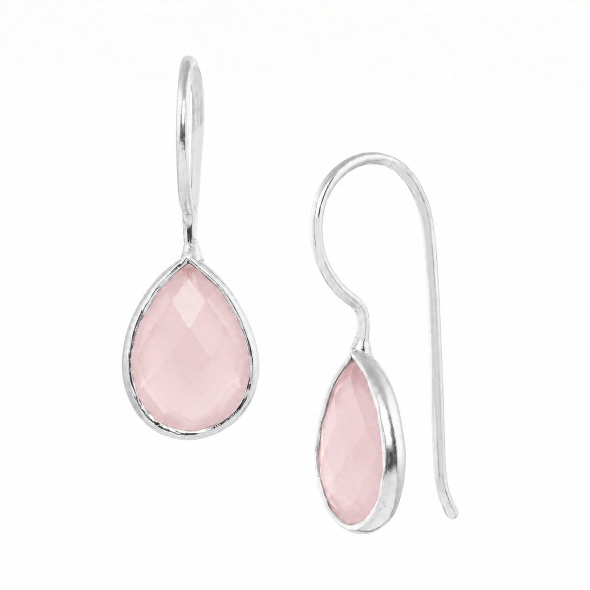 Ohrhänger mit facettiertem Tropfen aus rosa Chalzedon 7 x 10 mm in Silberfassung, Ohrhaken, weisser Hintergrund