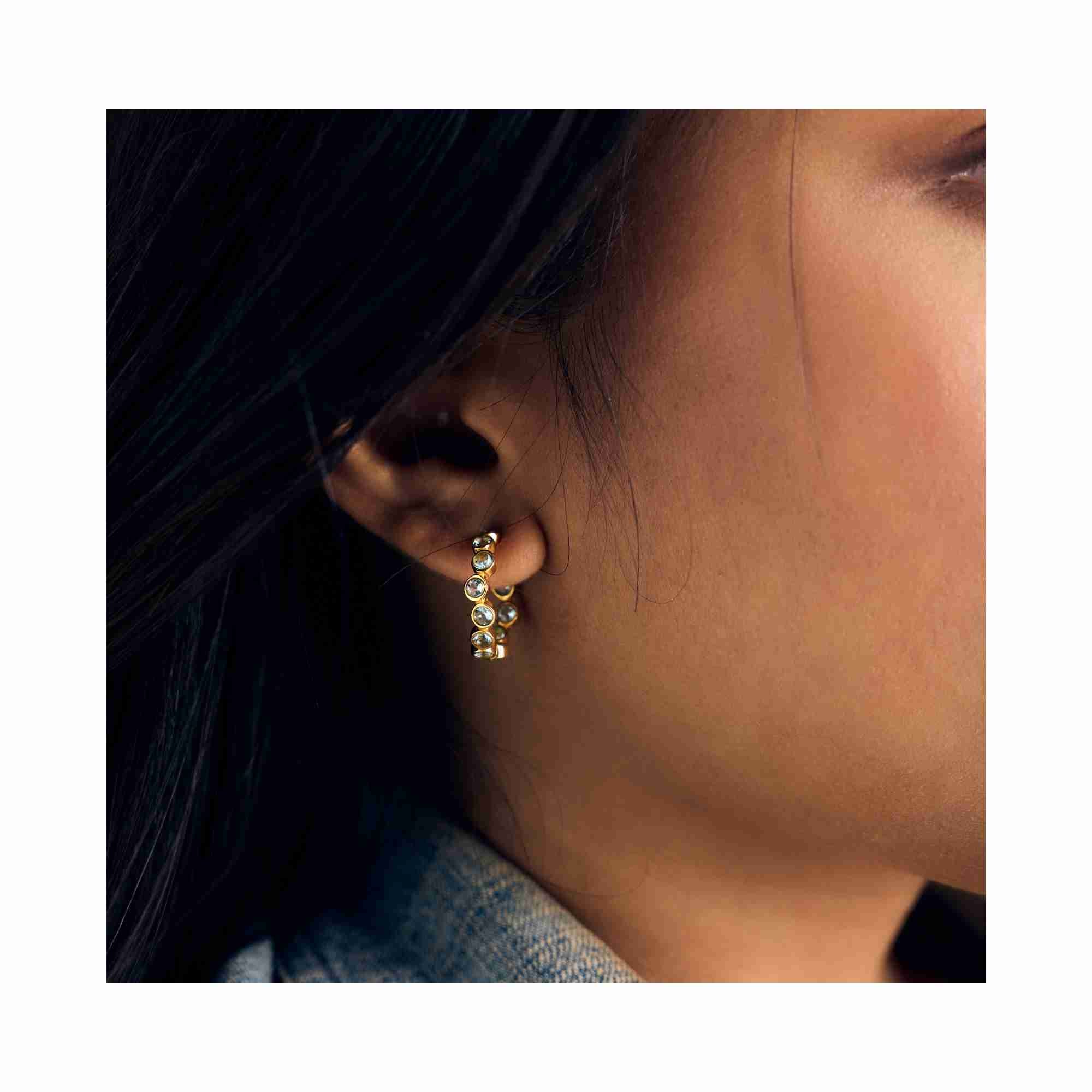 Boucles d'oreilles créoles clous topaze bleue Gouttes de rosée Or