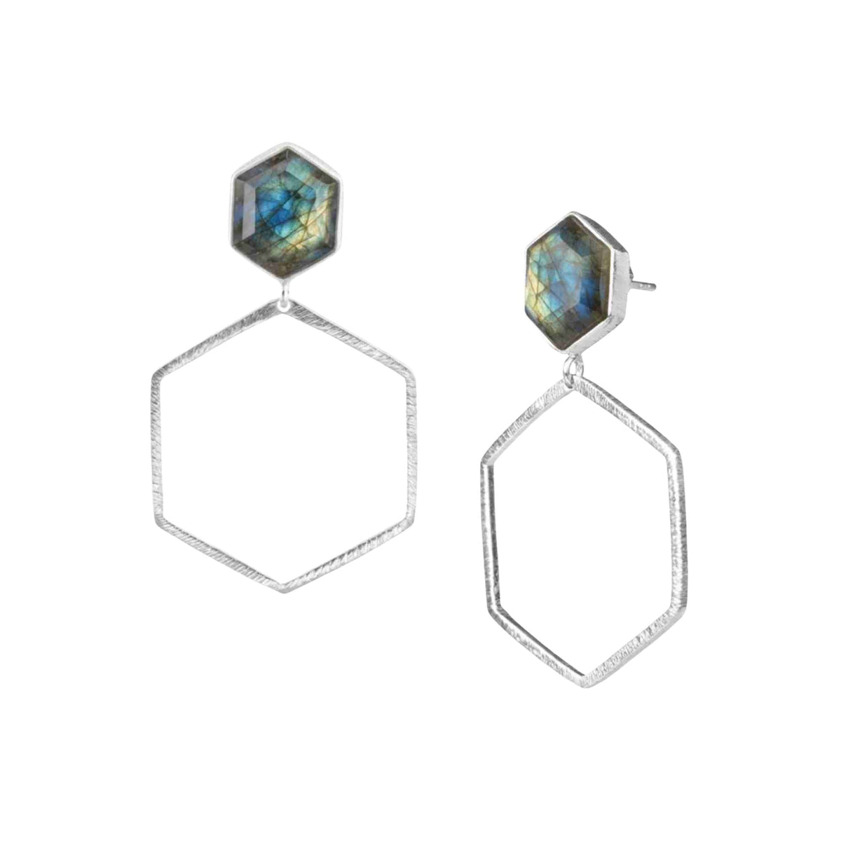 Clou en labradorite taille hexagone sur un grand cadre hexagonal ouvert argenté, fond blanc