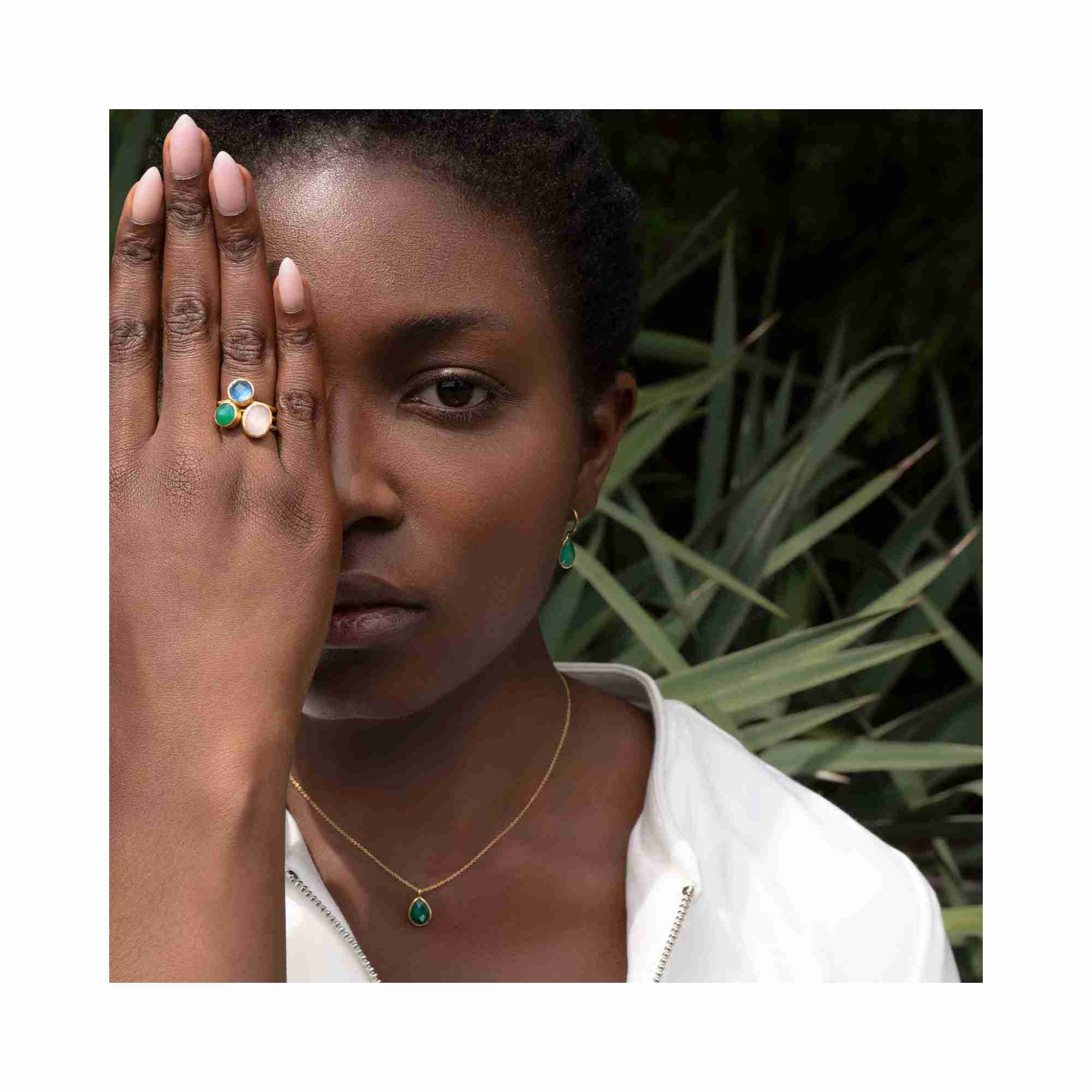 Halskette mit grünem Onyx-Anhänger in Tropfenform, Gold