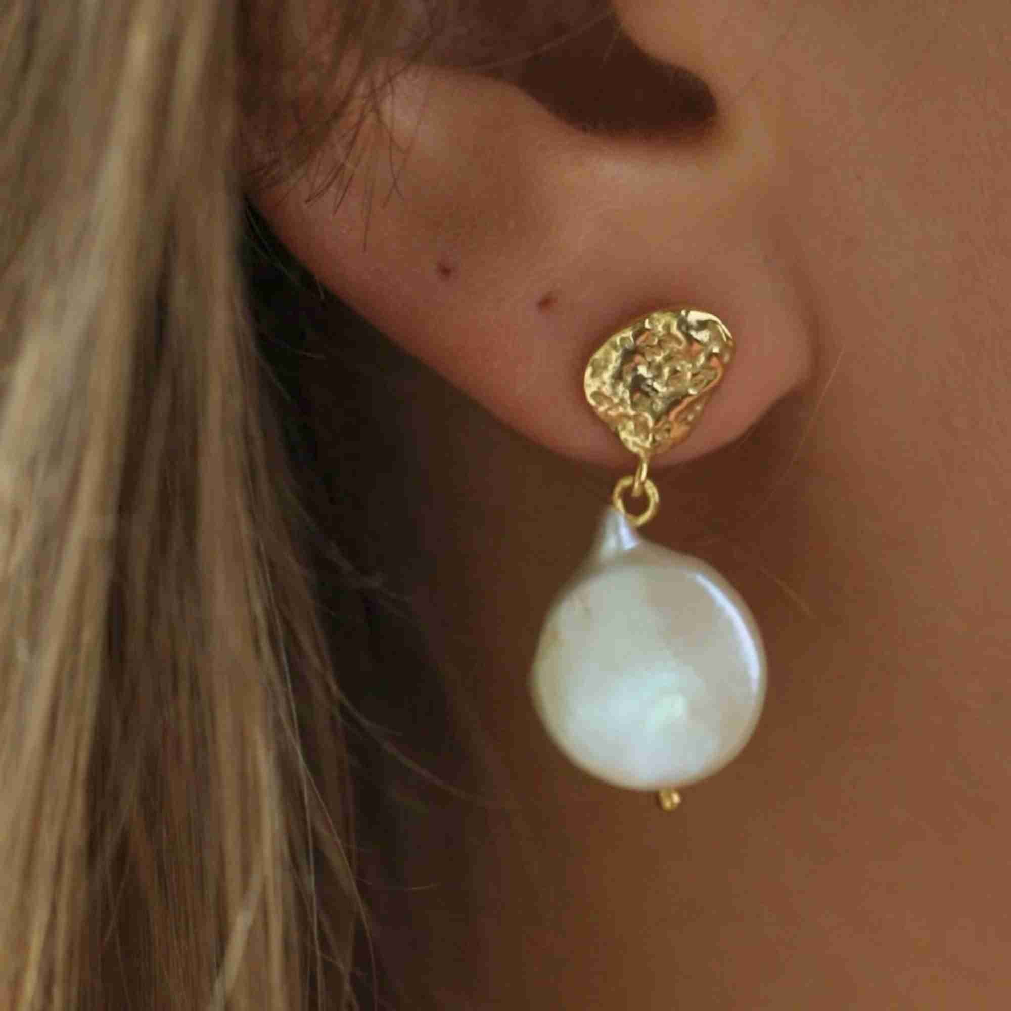PEARLS GALORE Geschmolzenes Gold & Perlenkaskade Statement-Ohrringe Gold
