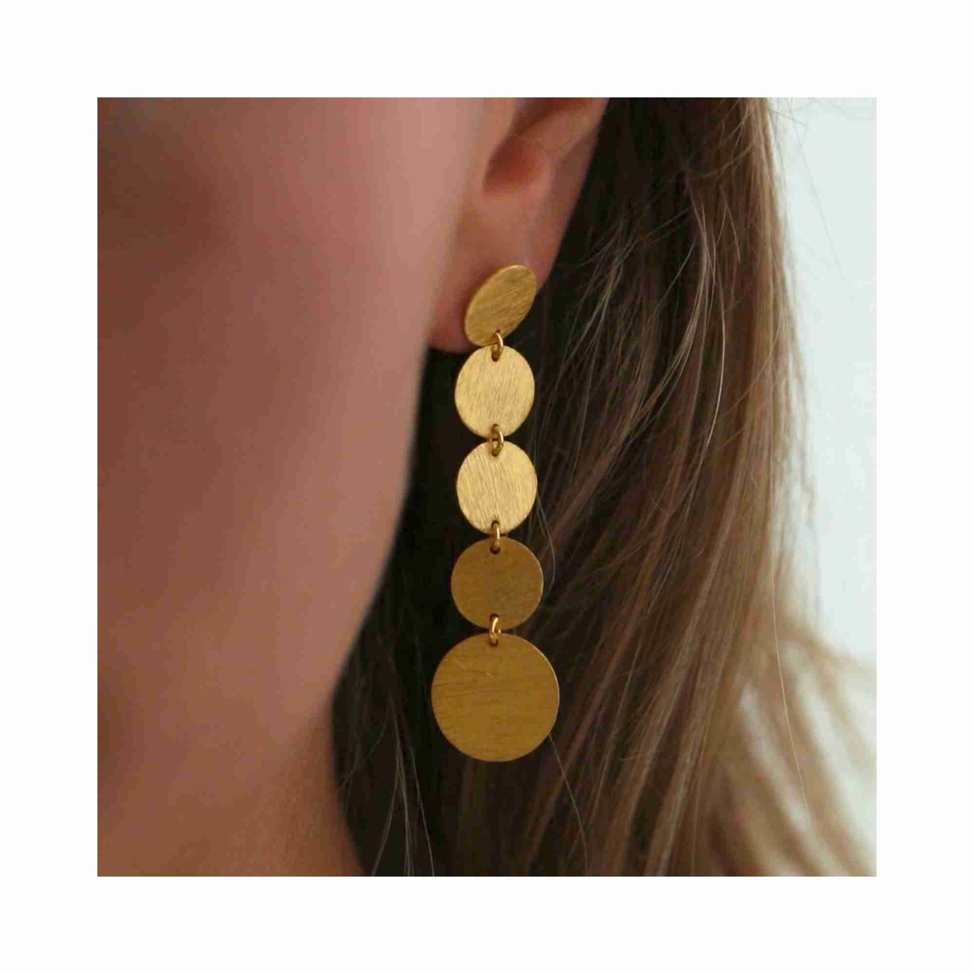 Technical detail shot of the Shimmering Disks Graduating Cascade gold earrings, highlighting the precision of the four-tier vertical drop and artisan-crafted filigree design — Protsaah Zurich.