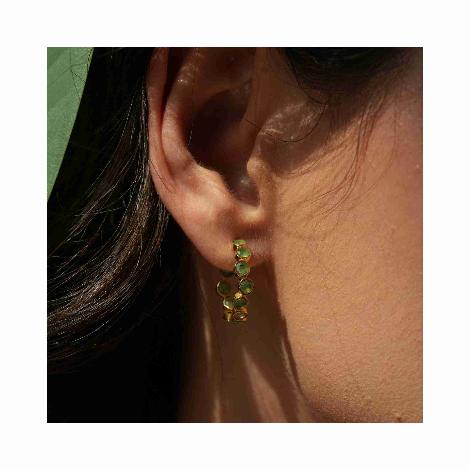 Boucles d'oreilles créoles clous topaze bleue Gouttes de rosée Or