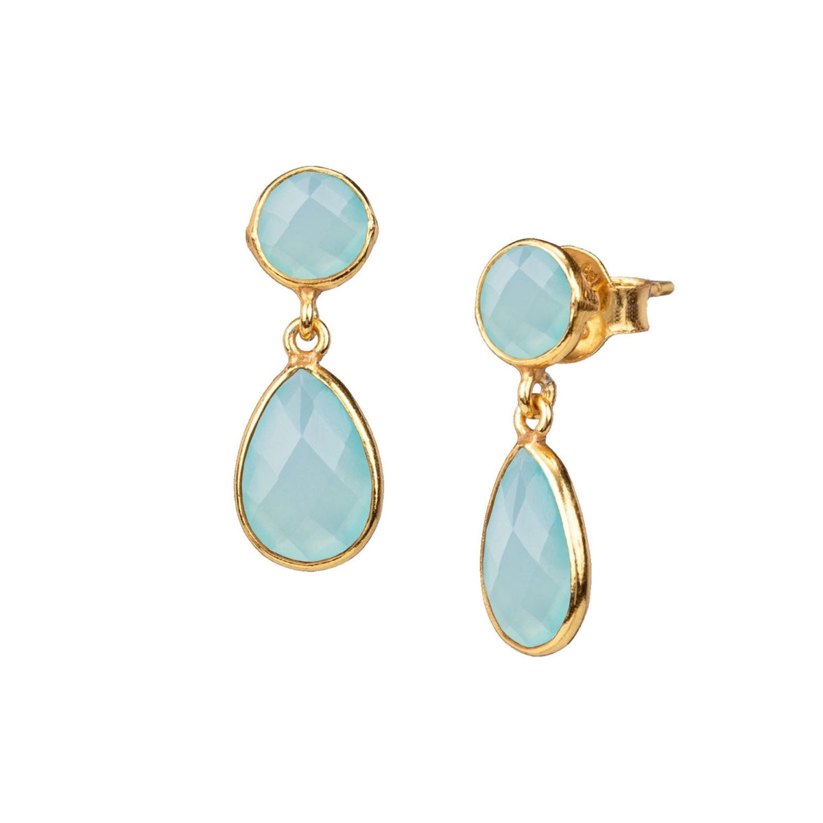 Runder Stein und Tropfen aus facettiertem Aqua-Chalzedon als Ohrstecker mit Anhänger in Gold, weisser Hintergrund