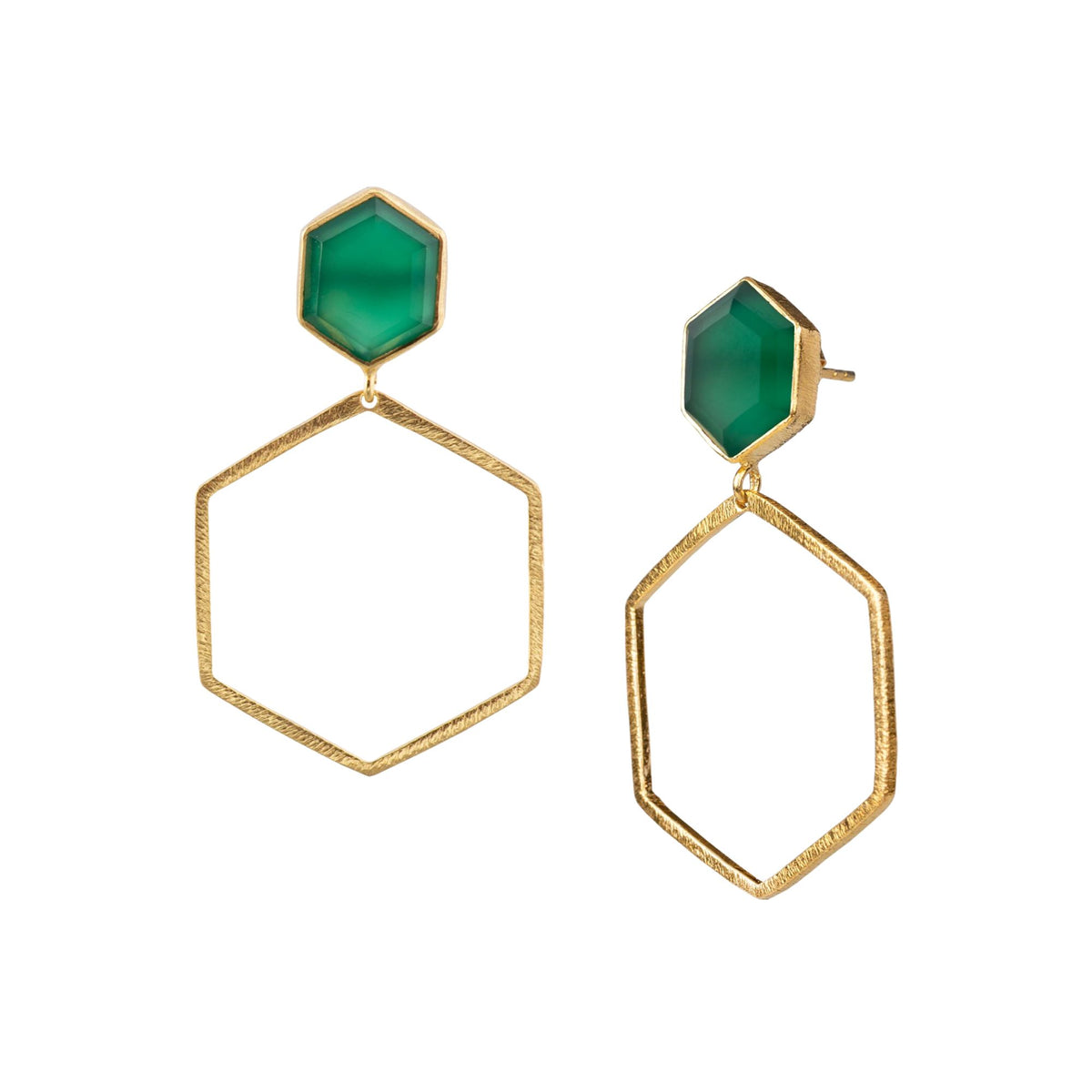 Stecker mit grünem Onyx im Hexagonschliff über grossem offenem Hexagonrahmen in Gold, weisser Hintergrund