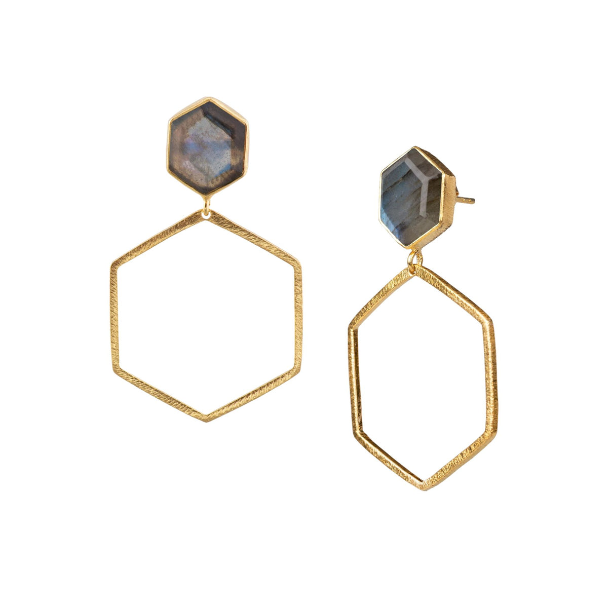 Stecker mit Labradorit im Hexagonschliff über grossem offenem Hexagonrahmen in Gold, weisser Hintergrund