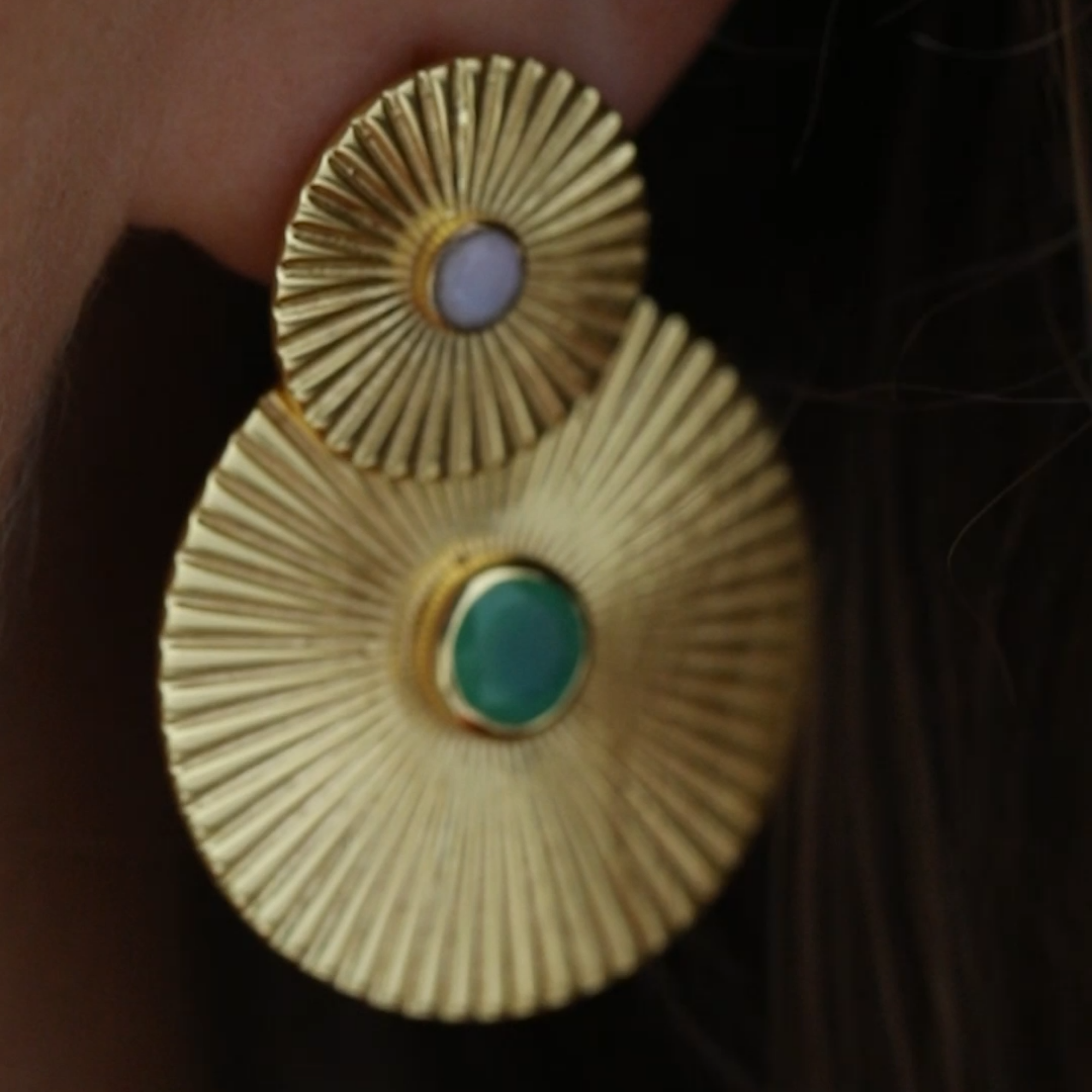 Zarte Vintage Iolith und Nephrit geriffelte Medaillon Münze Duo Statement Ohrringe Gold 
