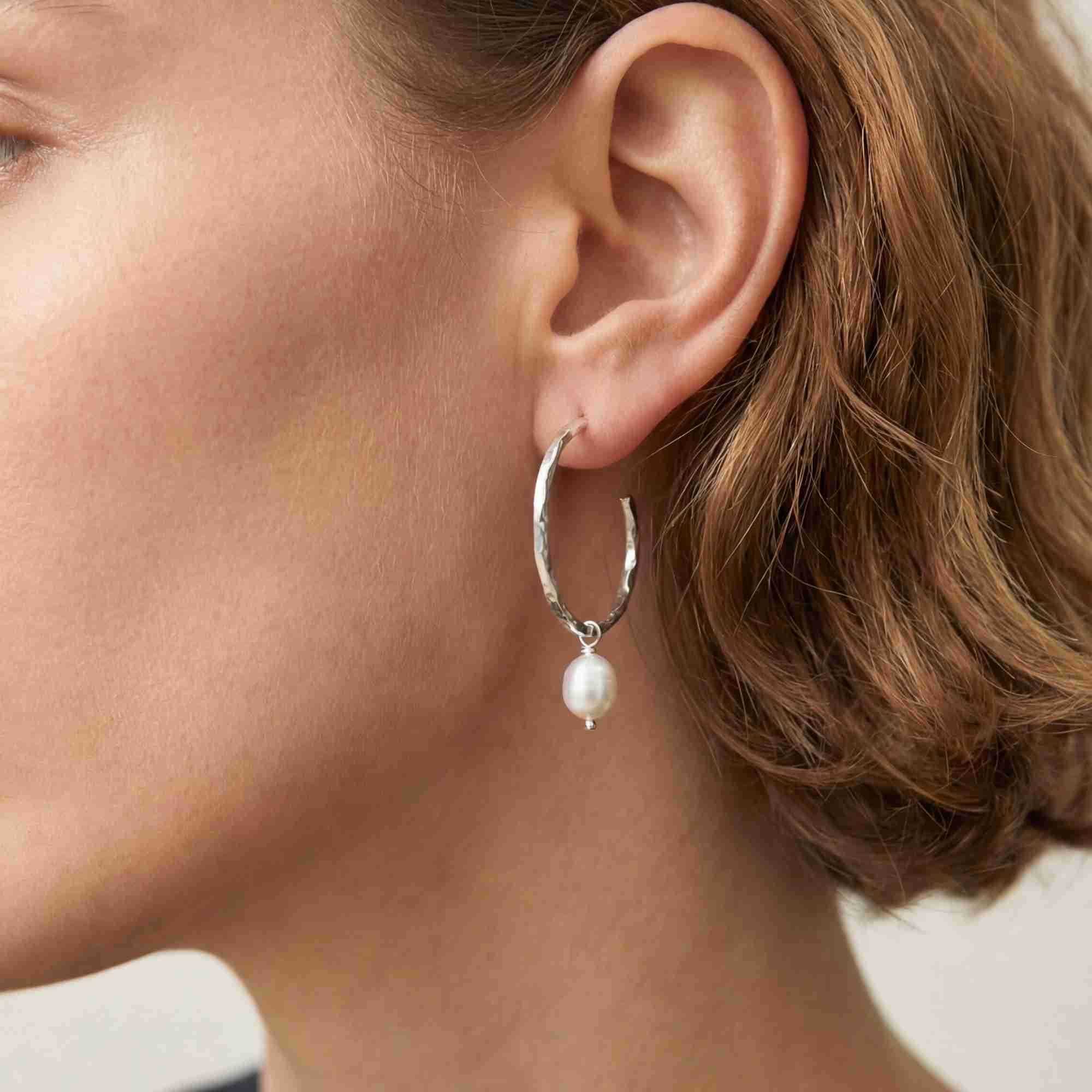 PEARLS GALORE Teardrop-Creolen Silber