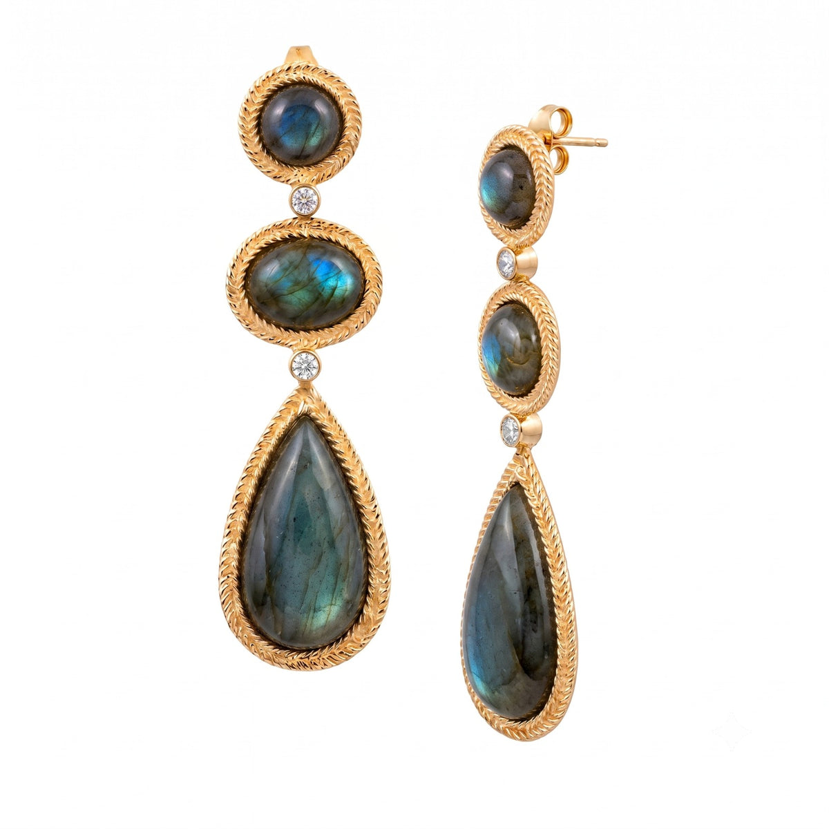 Trois cabochons de labradorite reliés dans des sertis torsadés en or sur fond blanc
