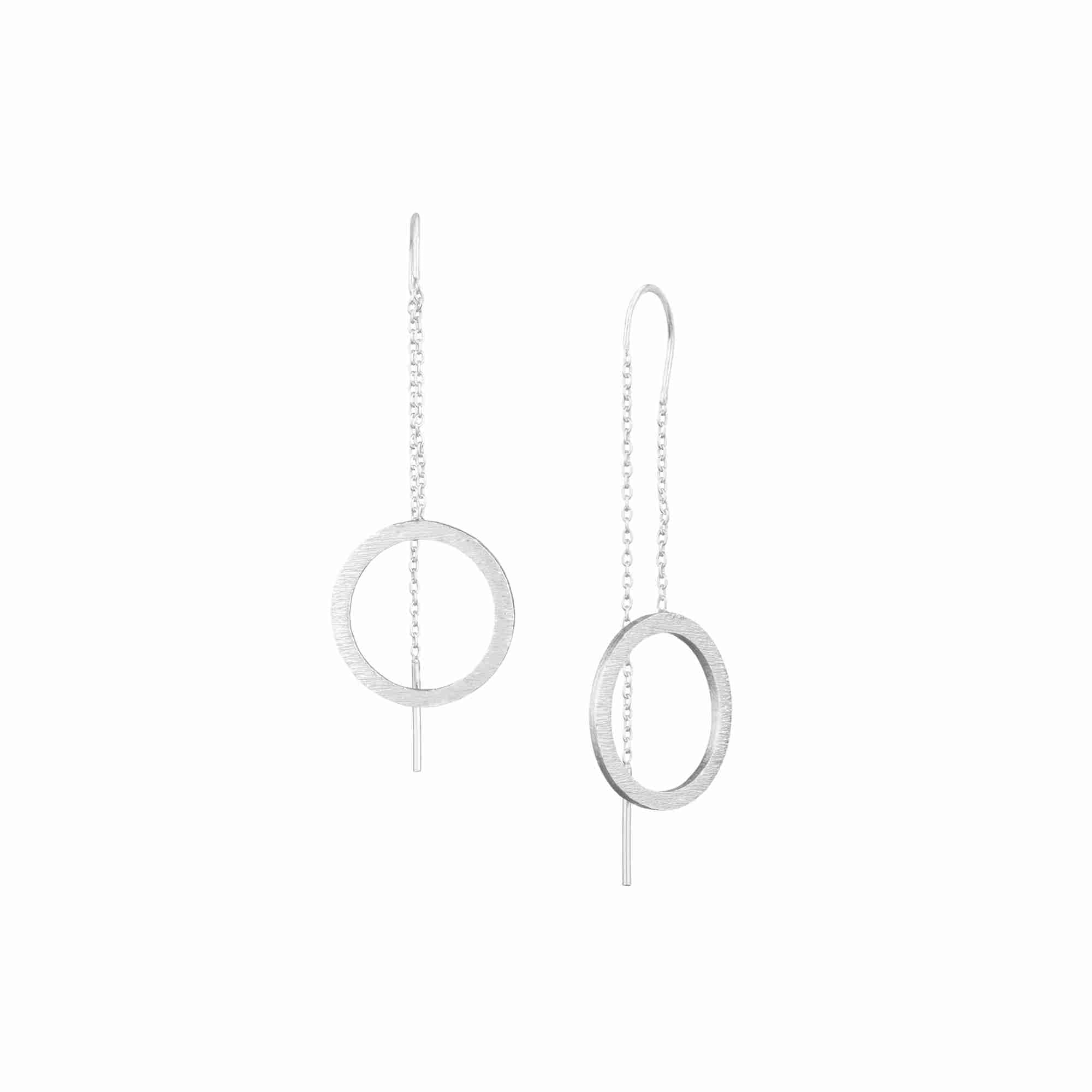 Shimmering Disks Circle Chain Threader Earrings Silver — open-circle chain threader with hand-applied cross-hatch scratch finish in 92.5 recycled sterling silver by Protsaah Zurich.